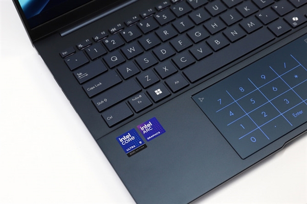 13.9mm机身塞进酷睿Ultra 200H!华硕灵耀14 2025 AI超轻薄本上手