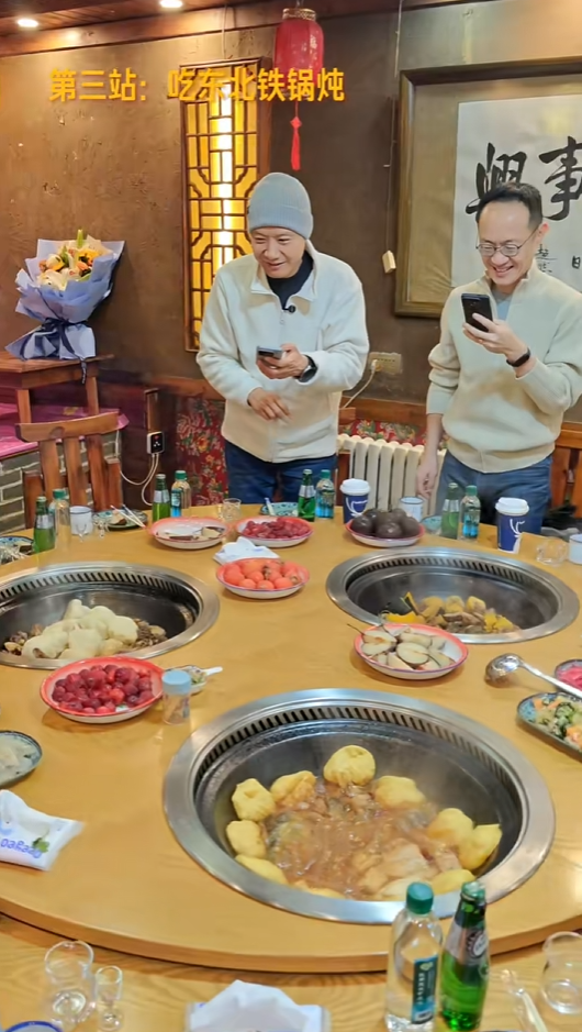 雷军现身黑河参加冬测：吃东北铁锅炖 荡秋千开怀大笑