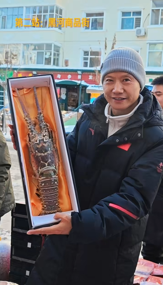 雷军现身黑河参加冬测：吃东北铁锅炖 荡秋千开怀大笑