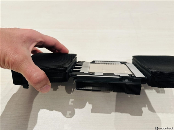 双风扇双散热600W！NVIDIA RTX 50系列公版散热方案拆解