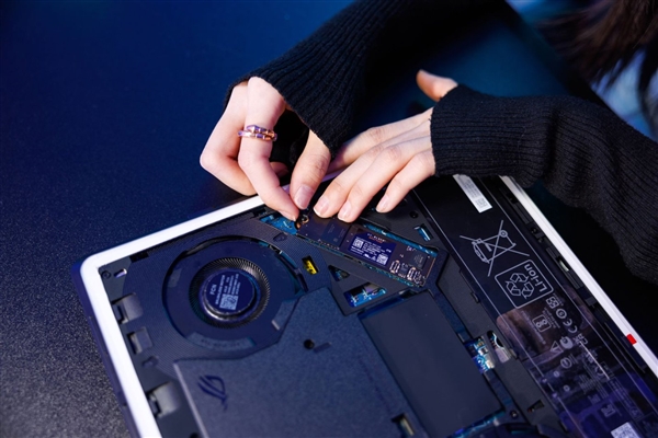 30秒免工具快拆、超视屏幕！ROG笔记本展示真创新