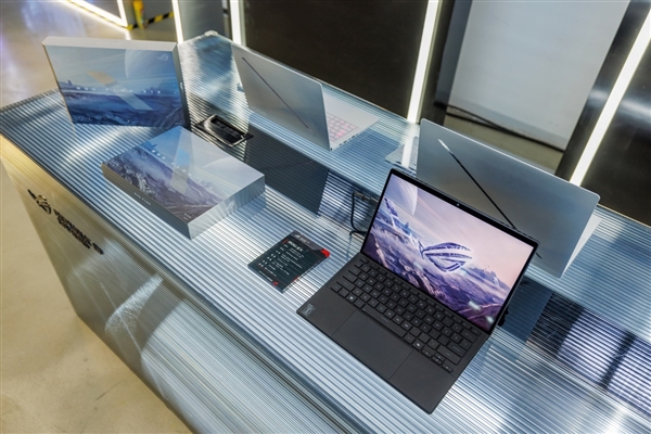 30秒免工具快拆、超视屏幕！ROG笔记本展示真创新