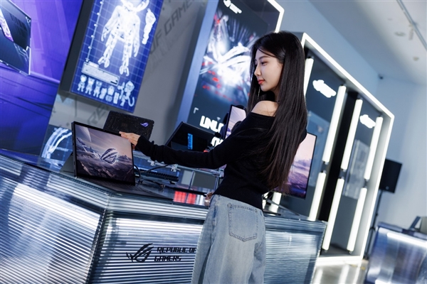 30秒免工具快拆、超视屏幕！ROG笔记本展示真创新