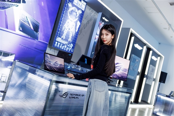 30秒免工具快拆、超视屏幕！ROG笔记本展示真创新