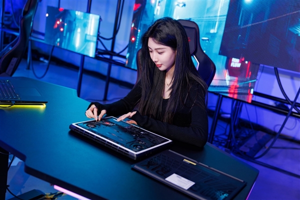 30秒免工具快拆、超视屏幕！ROG笔记本展示真创新