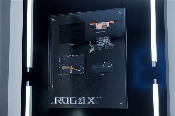 30秒免工具快拆、超视屏幕！ROG笔记本展示真创新
