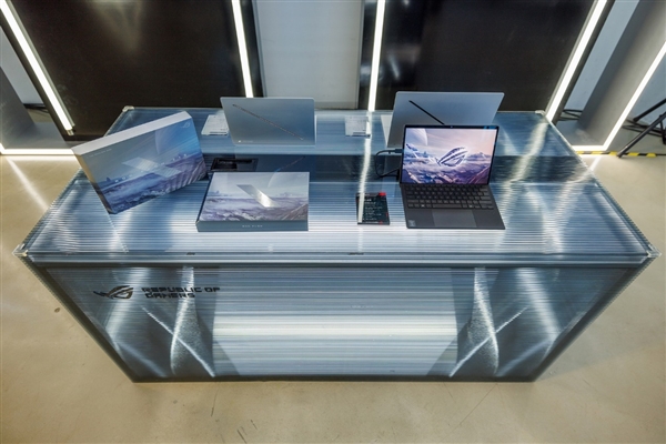 30秒免工具快拆、超视屏幕！ROG笔记本展示真创新