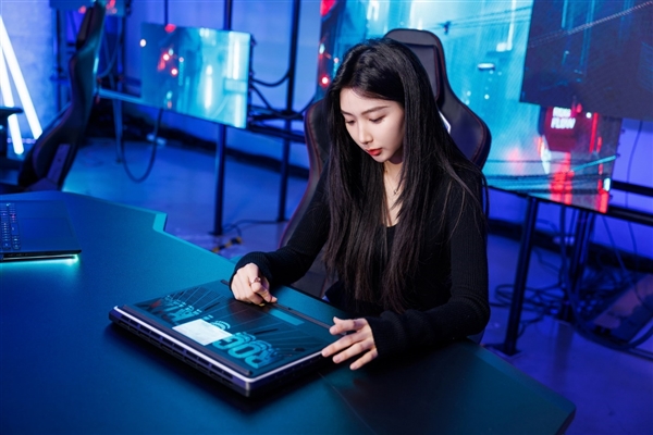 30秒免工具快拆、超视屏幕！ROG笔记本展示真创新