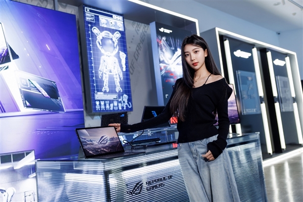 30秒免工具快拆、超视屏幕！ROG笔记本展示真创新