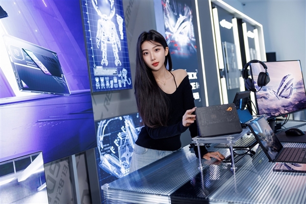 30秒免工具快拆、超视屏幕！ROG笔记本展示真创新