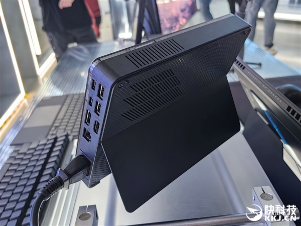 30秒免工具快拆、超视屏幕！ROG笔记本展示真创新