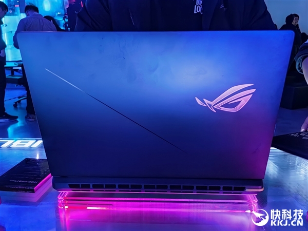30秒免工具快拆、超视屏幕！ROG笔记本展示真创新