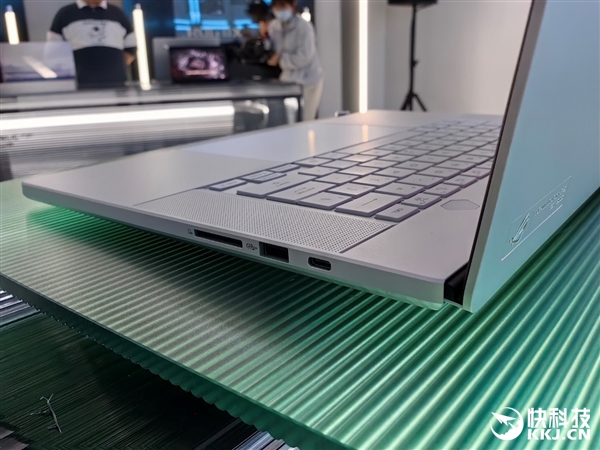 30秒免工具快拆、超视屏幕！ROG笔记本展示真创新
