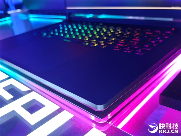 30秒免工具快拆、超视屏幕！ROG笔记本展示真创新