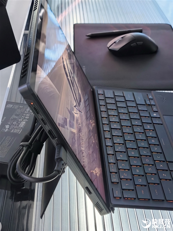 30秒免工具快拆、超视屏幕！ROG笔记本展示真创新