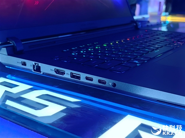 30秒免工具快拆、超视屏幕！ROG笔记本展示真创新