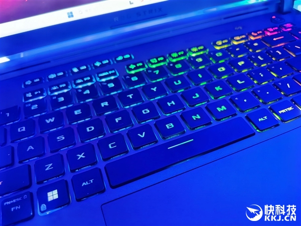 30秒免工具快拆、超视屏幕！ROG笔记本展示真创新