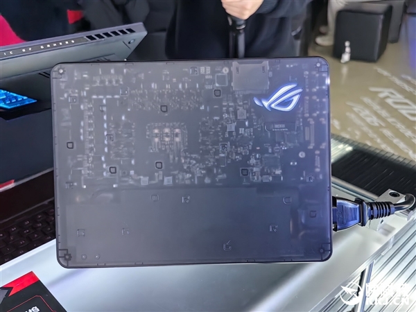 30秒免工具快拆、超视屏幕！ROG笔记本展示真创新