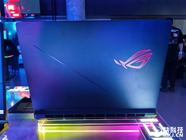 30秒免工具快拆、超视屏幕！ROG笔记本展示真创新
