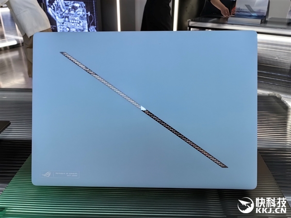 30秒免工具快拆、超视屏幕！ROG笔记本展示真创新