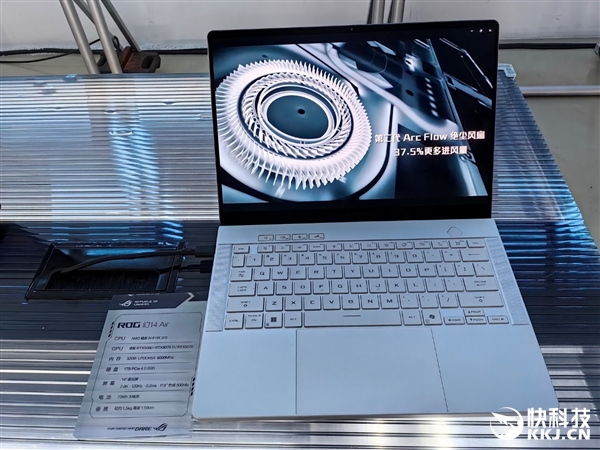 30秒免工具快拆、超视屏幕！ROG笔记本展示真创新