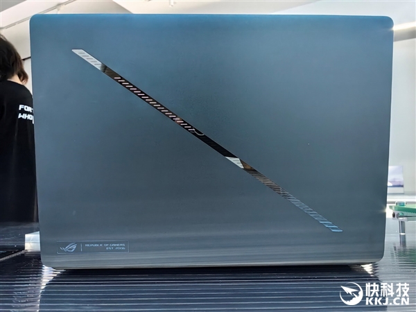 30秒免工具快拆、超视屏幕！ROG笔记本展示真创新