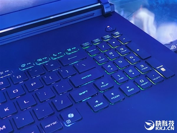 30秒免工具快拆、超视屏幕！ROG笔记本展示真创新