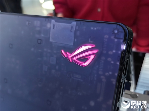 30秒免工具快拆、超视屏幕！ROG笔记本展示真创新