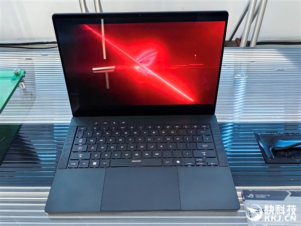 30秒免工具快拆、超视屏幕！ROG笔记本展示真创新