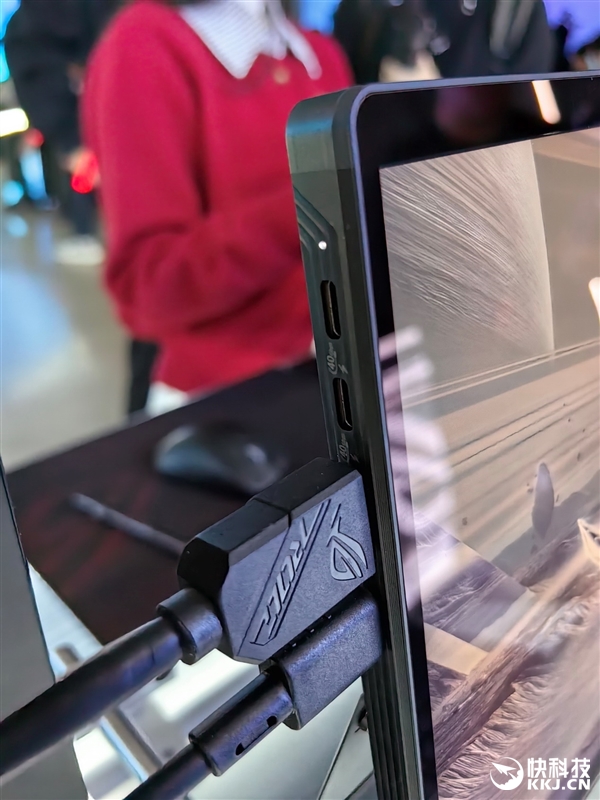 30秒免工具快拆、超视屏幕！ROG笔记本展示真创新