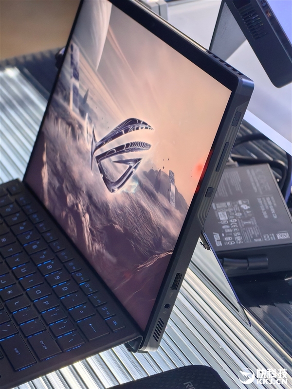 30秒免工具快拆、超视屏幕！ROG笔记本展示真创新