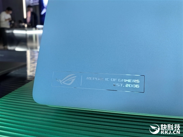30秒免工具快拆、超视屏幕！ROG笔记本展示真创新