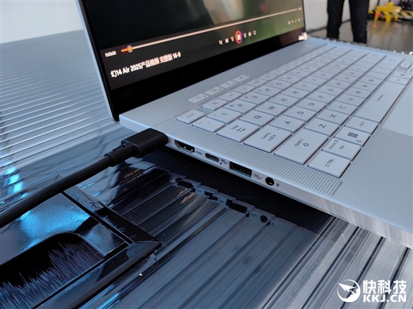 30秒免工具快拆、超视屏幕！ROG笔记本展示真创新