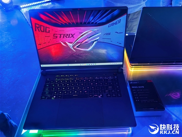 30秒免工具快拆、超视屏幕！ROG笔记本展示真创新