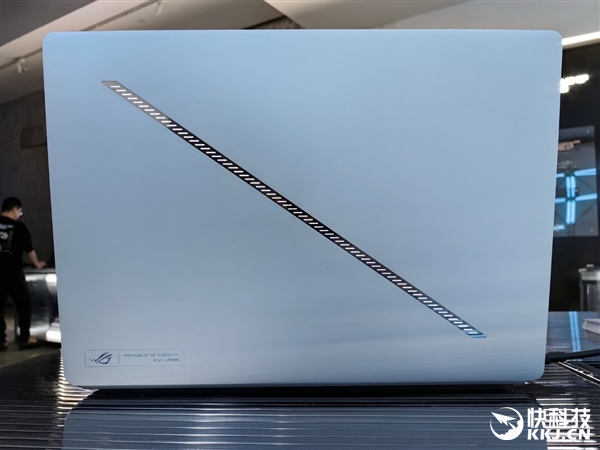30秒免工具快拆、超视屏幕！ROG笔记本展示真创新
