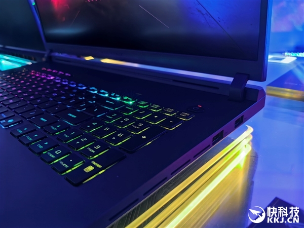 30秒免工具快拆、超视屏幕！ROG笔记本展示真创新