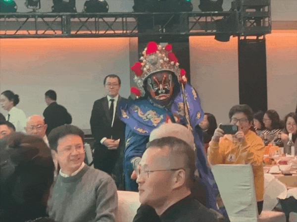 黄仁勋现身北京：大秀中文 我最爱的中国菜是辣子鸡！