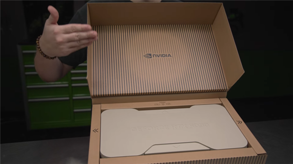 NVIDIA RTX 5090公版显卡官方开箱：包装设计彻底改变！