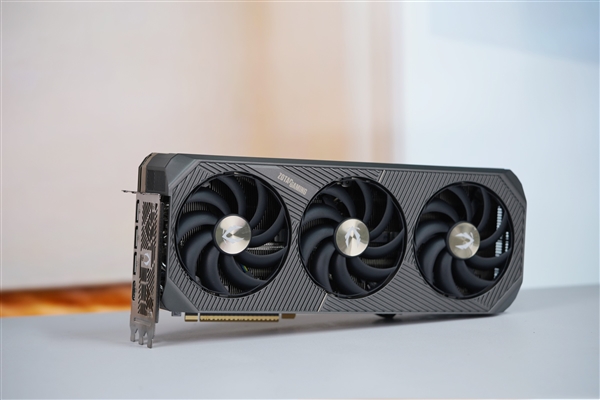 硬朗科技风！索泰RTX 5090 D SOLID OC显卡图赏