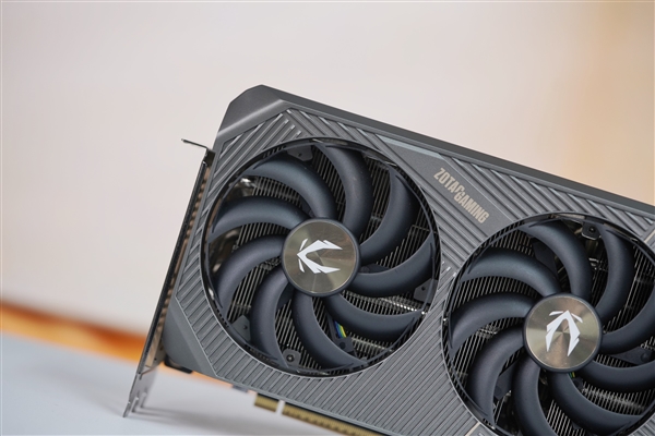 硬朗科技风！索泰RTX 5090 D SOLID OC显卡图赏