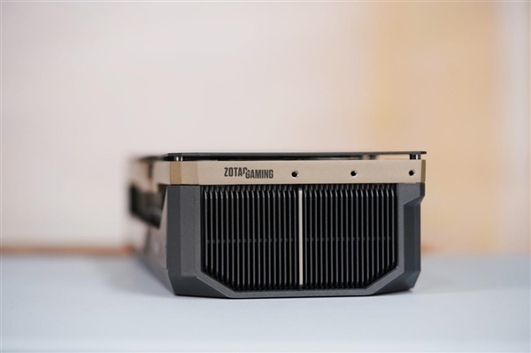 硬朗科技风！索泰RTX 5090 D SOLID OC显卡图赏