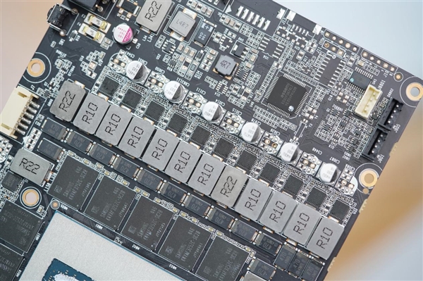 硬朗科技风！索泰RTX 5090 D SOLID OC显卡图赏