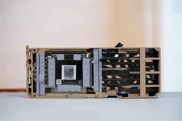 硬朗科技风！索泰RTX 5090 D SOLID OC显卡图赏