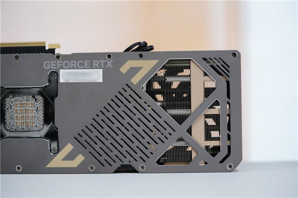 硬朗科技风！索泰RTX 5090 D SOLID OC显卡图赏