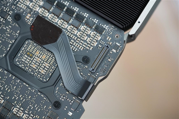 一如既往的精美！NVIDIA RTX 5080显卡图赏