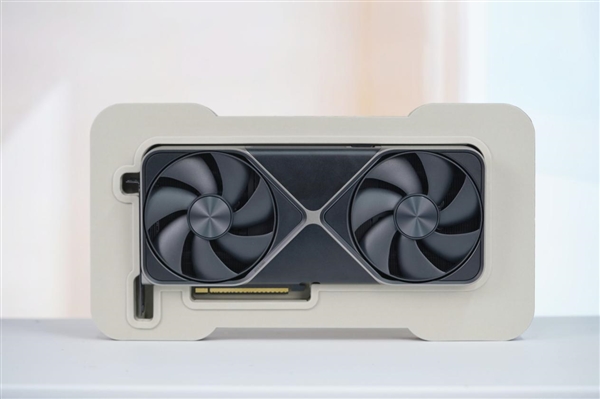 一如既往的精美！NVIDIA RTX 5080显卡图赏