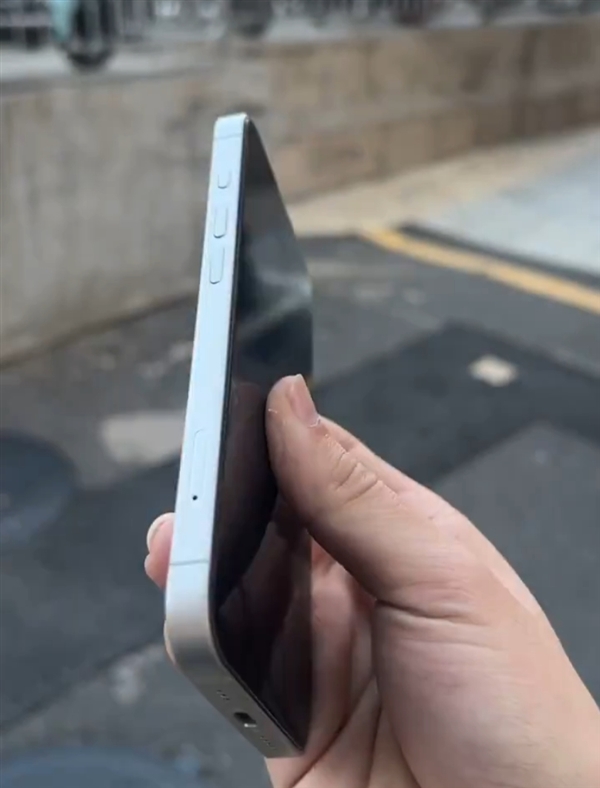 3月发布！苹果iPhone SE 4机模上手：首次刘海屏+后置单摄