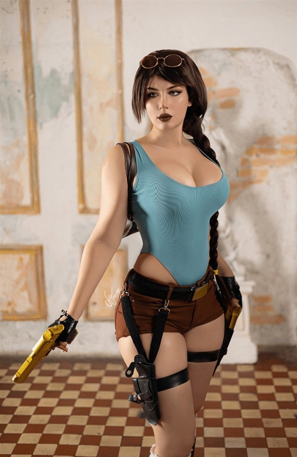 《古墓丽影》劳拉Cos美图欣赏：身材超还原
