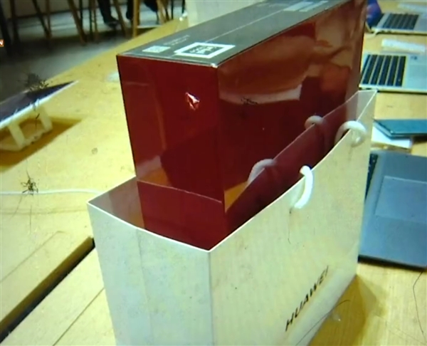 因包装破损被华为店索赔1.5万元有结果了：骑手没赔钱