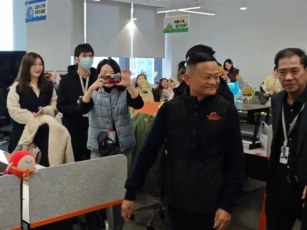 马云现身阿里巴巴杭州园区：全程微笑 向员工挥手致意